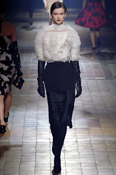 Look 10